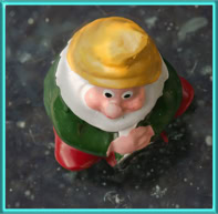 Kleine Figur eines Gartenzwergs mit gelber Mütze, grünem Mantel und roten Hosen auf dunklem Hintergrund.